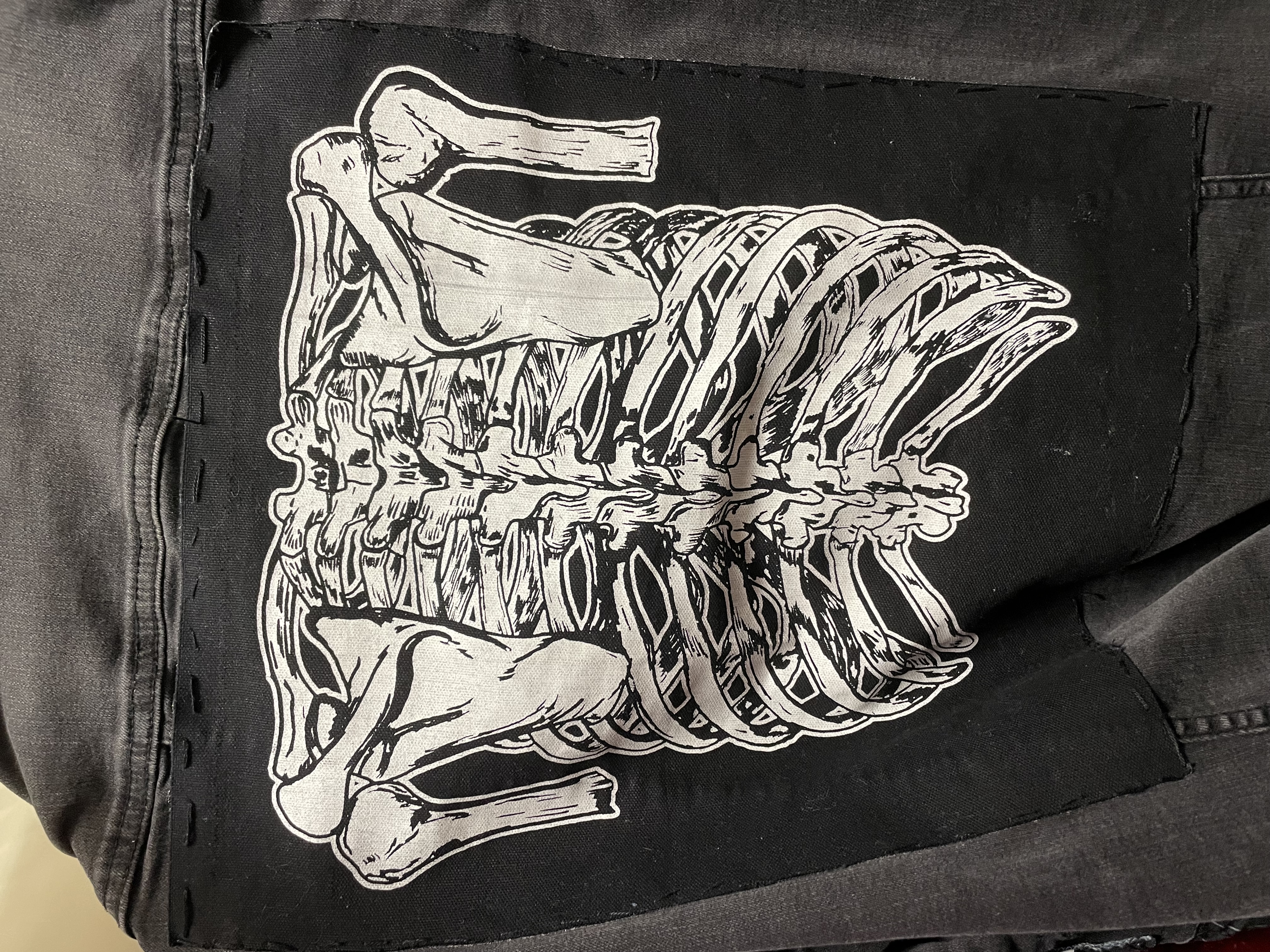 a back patch of the back of the shoulders and ribs.